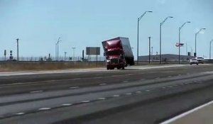 Un camion couché par le vent (Texas)