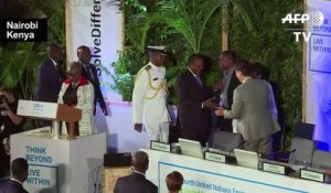 Environnement: au Kenya, Macron veut un "traité international "