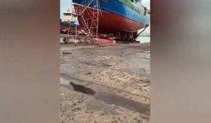 Chute d'un bateau en réparation