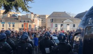 Les forains face aux forces de l’ordre devant la mairie du Mans