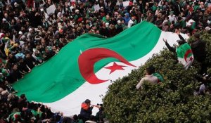 Des milliers d'Algériens (à nouveau) dans les rues pour dire "Dégage !"