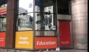 Marche pour le climat à Bruxelles: des Gilets jaunes quittent le cortège, des vitres volent en éclats