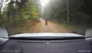 Un motard en fuite se fait rouler dessus par la police lituanienne