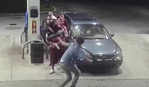 4 jeunes fêtards se font attaquer par un homme a main armée dans une station essence