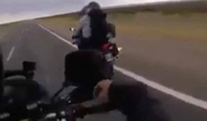 La sacoche d'un motard prend feu sur son pot d'échappement