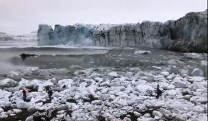 Chute d'un Iceberg : ces touristes fuient la vague au bord du glacier !