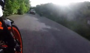 Ce motard évite de justesse le drame et se fait frôler par une voiture à contre sens