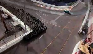 Un drone filme une Corvette C6 qui drifte sur un circuit