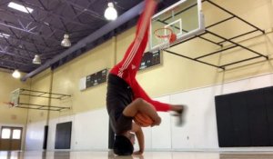 Marquer un panier de Basket en breakdance sur la tête !