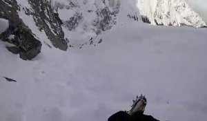 Un randonneur glisse dans la neige