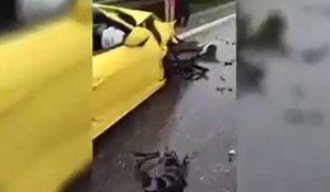 Cette femme en peignoir détruit sa voiture de luxe sur l'autoroute !