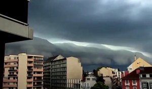 Des nuages de fin du monde recouvrent la ville de Pau en france