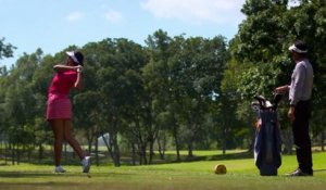 Règles de golf 2019 : Caddie qui se tient derrière le joueur pour l’aider à s’aligner