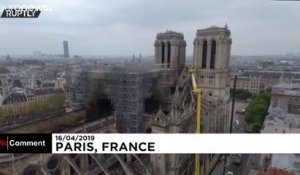 Un drone survole la toiture calcinée de Notre-Dame