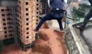 Ces ouvriers font du saut à l'élastique depuis le toit d'un immeuble !
