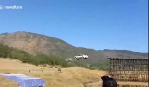 Un pilote fait un saut de 76 mètres de long en voiture