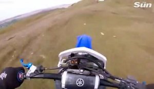 Un biker fait une énorme chute d'une falaise à motocross et s'en sort par miracle