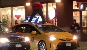 Un homme saute de voiture en voiture à New York