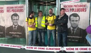 A la Défense, Greenpeace dénonce la "République des pollueurs"