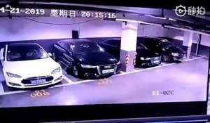 Une tesla garée dans un parking souterrain prend feu (Chine)