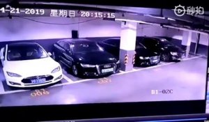En Chine une Tesla Model S garée dans un parking prend feu toute seule et explose