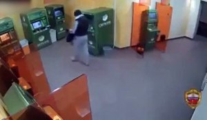 Un homme fait exploser un distributeur de billets dans une banque