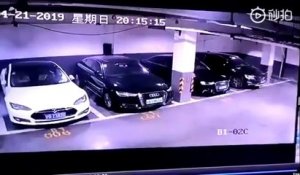 Une voiture Tesla garée dans un parking souterrain prend feu (Chine)