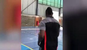 Le panier de Mario Balotelli avec le pied