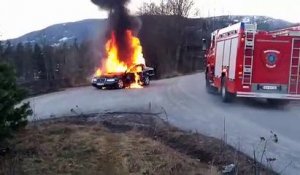 Ces pompiers vont faire la boulette de leur vie en éteignant une voiture en feu