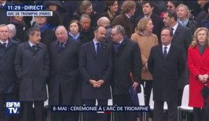 Nicolas Sarkozy et François Hollande présents à la cérémonie, pendant qu'Emmanuel Macron salue les porte-drapeau