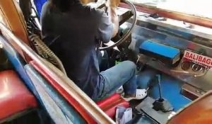 Passer les vitesses avec le pied dans un jeepney