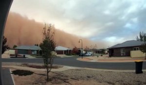 Cette tempête de sable plonge dans le noir une ville !