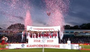 Pays-Bas - Les joueurs de l'Ajax soulèvent le trophée de champion
