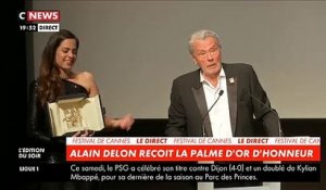 Cannes - Regardez Alain Delon qui s'effondre en larmes en recevant sa Palme d'Honneur : "Je sais que le plus difficile c'est partir, et je vais partir..."
