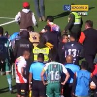 Un arbitre s'écroule après un arrêt cardiaque en plein match en Bolivie