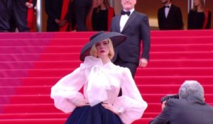 La montée des marches de la membre du jury Elle Fanning - Cannes 2019