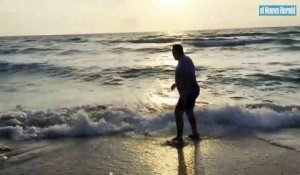 2 hommes sauvent un requin échoué en bord de plage