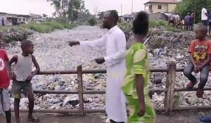 Congo : des tapis de plastique dans les rivières