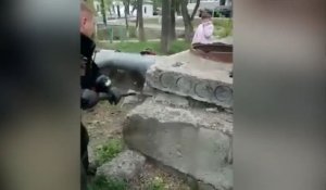 Un pompier russe brise un bloc de béton pour sauver un chaton !