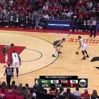 Drake fait un massage à Nick Nurse