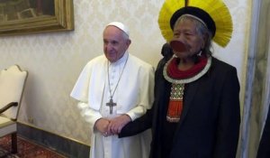 Le pape François reçoit le chef indien Raoni