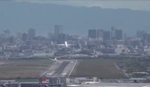 Quand deux avions se retrouvent sur la piste d'atterrissage au même moment