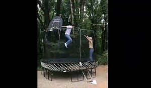 Il sautent à 2 en même temps sur un trampoline ! Mauvaise idée