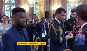 Emmanuel Macron remet la Légion d'honneur aux footballeurs français champions du monde