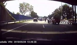 Ce motard qui roule trop vite percute l'arrière d'une voiture
