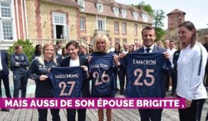 PHOTOS. Emmanuel et Brigitte Macron rencontrent l'équipe de France féminine de foot : ils ont leur maillot personnalisé !