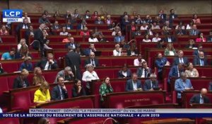 Une députée de La France insoumise se bâillonne à la tribune pour dénoncer la réforme du règlement de l'Assemblée - VIDEO
