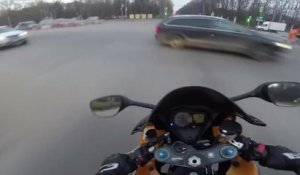 Un motard frôle de près la mort en grillant un feu rouge juste après un wheeling