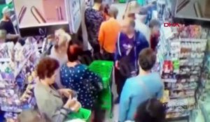 Un homme essaye de briser la nuque d’un enfant dans un supermarché