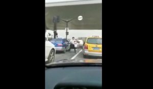 Un road rage WTF éclate entre deux personnes de la même voiture